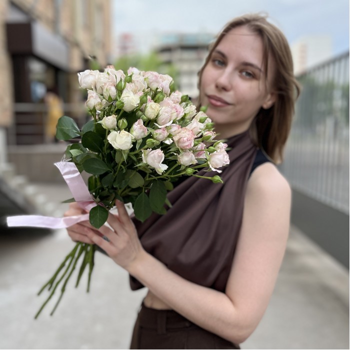 9 нежных кустовых пионовидных роз Энджел Бомбастик 60 см